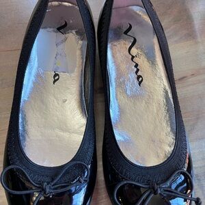 NWOT Black Patent Leather Ballet Flats BY Nina. Girls size 13
